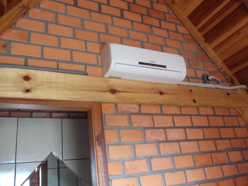 Pequena Pousada Pernottare Estacionamento Frente E Lado Publico Privado Gramado Habitación foto