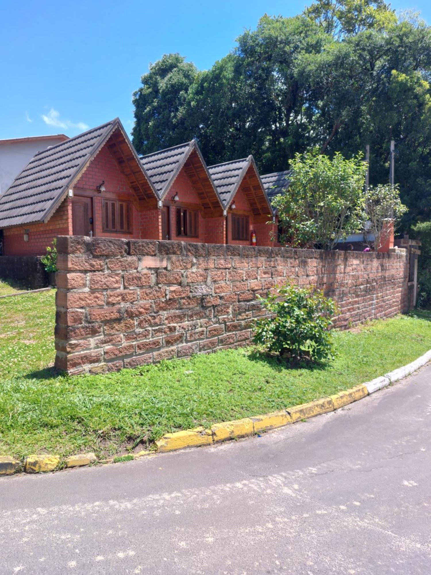 Pequena Pousada Pernottare Estacionamento Frente E Lado Publico Privado Gramado Exterior foto
