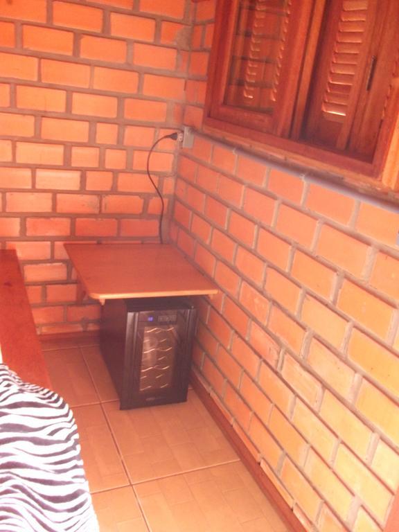 Pequena Pousada Pernottare Estacionamento Frente E Lado Publico Privado Gramado Habitación foto