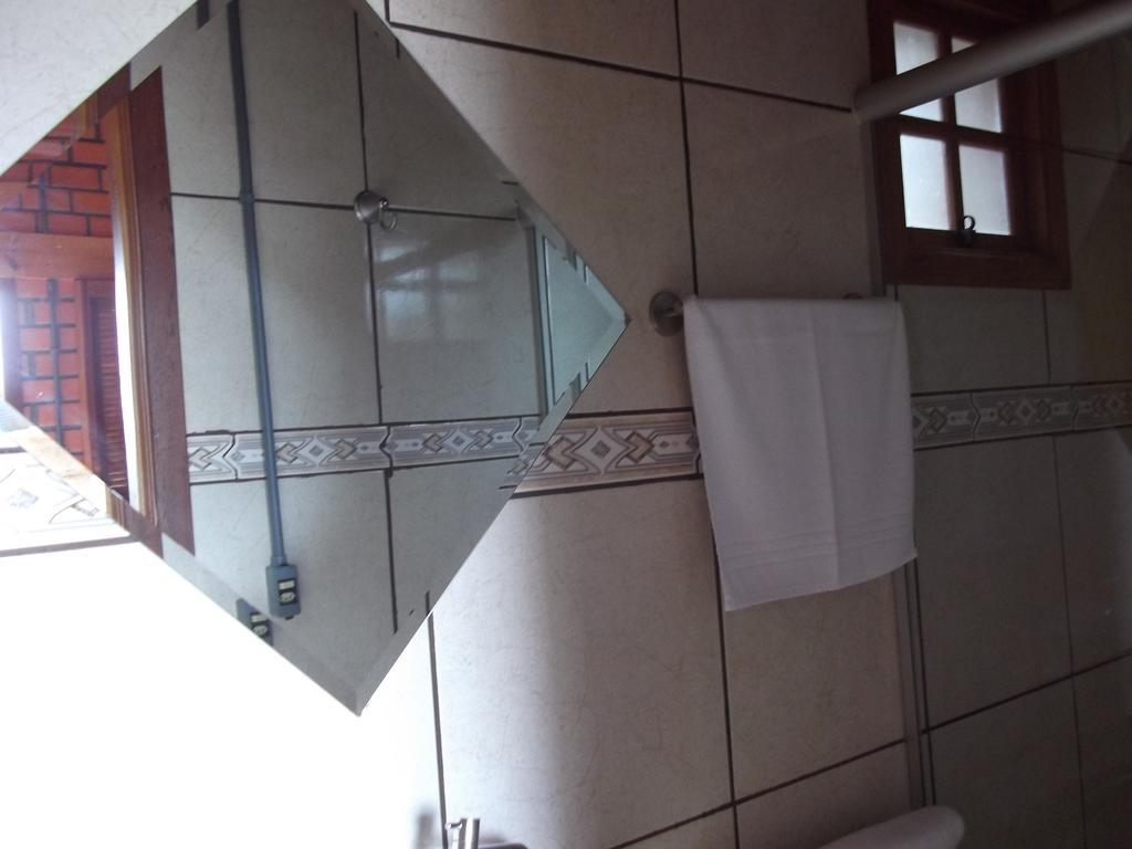Pequena Pousada Pernottare Estacionamento Frente E Lado Publico Privado Gramado Habitación foto